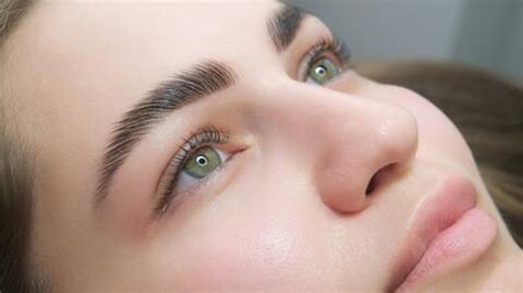 Por qué no se deben mojar las cejas tras el microblading Descubre los