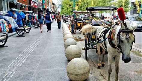 Jalan Malioboro Daya Tarik Kuliner Dan Pusat Oleh Oleh