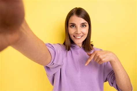 Mulher Tomando Selfie Do Ponto De Vista Da Foto Apontando O Dedo Para