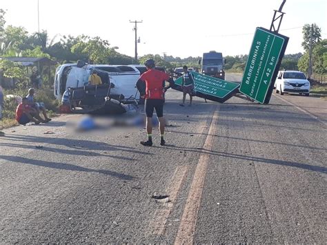 Três pessoas mortas e seis feridas após caminhonete capotar na BR 402