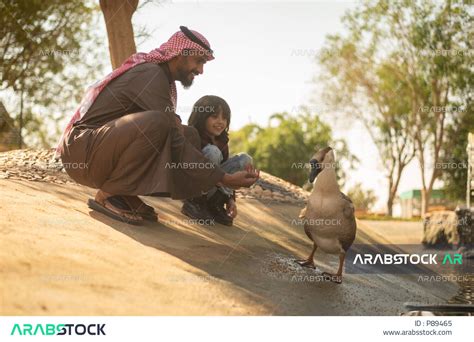 حيوانات برية في المحمية الطبيعية رجل عربي خليجي سعودي مع ابنه يقضي