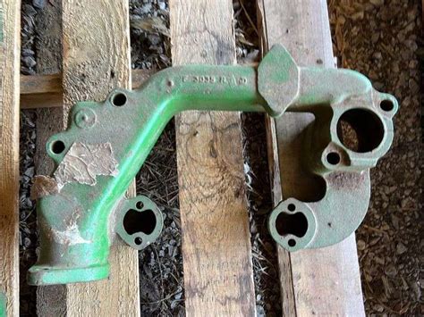 Nos John Deere Exhaust Manifold Aumann Auctions Inc