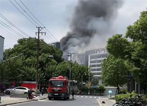 今天中午河间路一停车场内大巴起火 无人员伤亡 上海滩 新民网