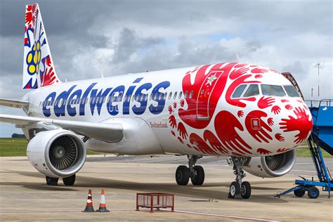 Edelweiss Präsentiert Neuen A320 Mit Spezialbemalung Cockpit