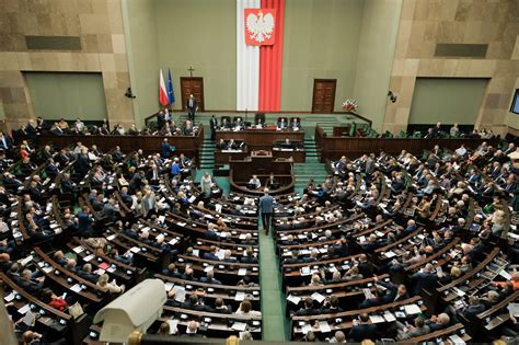 Wybory do Sejmu Najnowszy sondaż PiS przed KO i Konfederacją