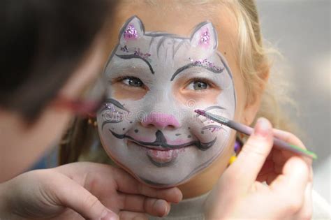 Jeunes Garçon Et Fille Avec La Peinture De Visage Du Chat Et Du