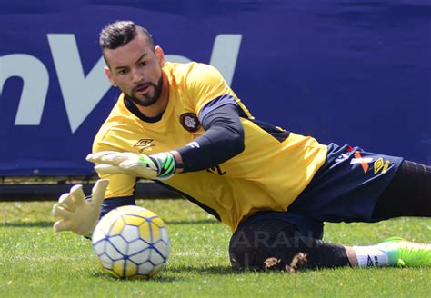 Weverton elogia defesa do Furacão mas quer mais como visitante