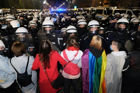 Trybunał Konstytucyjny zaostrzył prawo aborcyjne Protesty pod domem