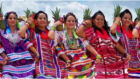 El Baile De Flor De Piña Tradición Que Engalana Los Lunes Del Cerro En