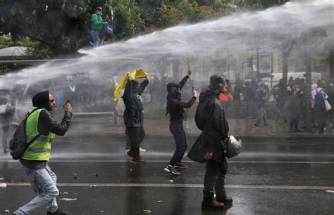 Francia Scontri Tra Manifestanti E Polizia 1 Maggio 2023 15 Dago