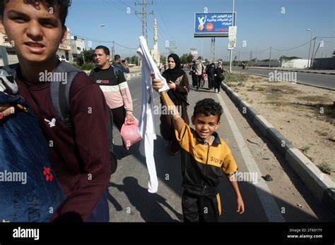 Gaza Gaza De Noviembre De Las Familias Palestinas Huyen Del