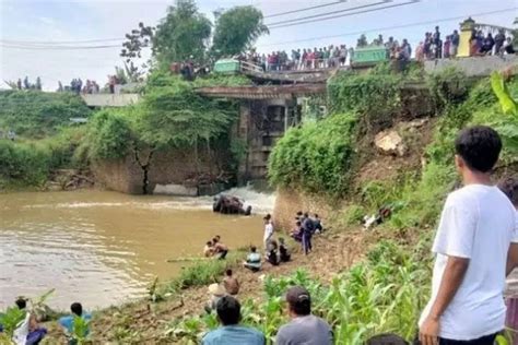 Seluruhnya Ditemukan Tewas Tiga Korban Truk Terjun Ke Sungai Di Senori