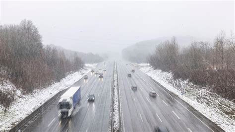 Schnee Wintereinbruch Unf Lle Und Staus Auf Autobahnen Zeit Online