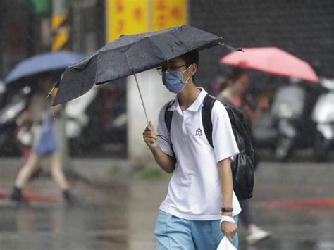 Remnants Of Typhoon Koinu Bring Floods To Hong Kong The Canberra