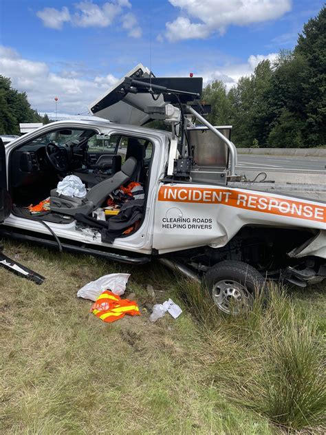 2 Injured As Suspected Drunk Driver Hits Wsdot Truck On I 405 At