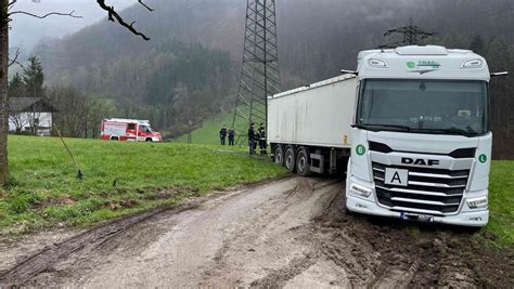 Schlamm Und Materialschlacht Bei Lkw Bergung Bezirk Gmunden