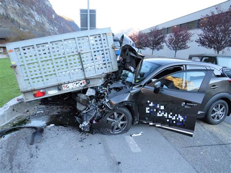 Netstal GL Autofahrer 68 kollidiert mit abgestellten Anhänger