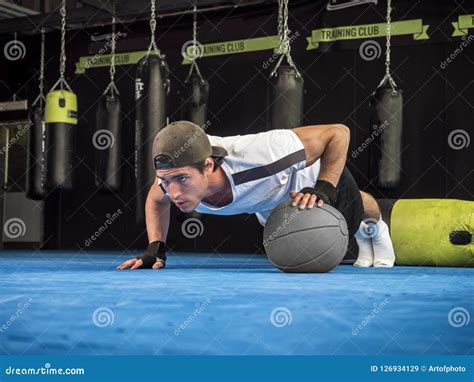 Homem Novo Que Exercita Cpe No Gym Impulso Ups Imagem De Stock