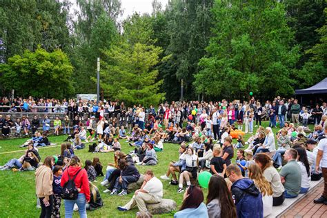 Rugsėjo 1 Oji Pasveikinta Su šėlsmu Poezijos Parkas ūžė Nuo Būrelių