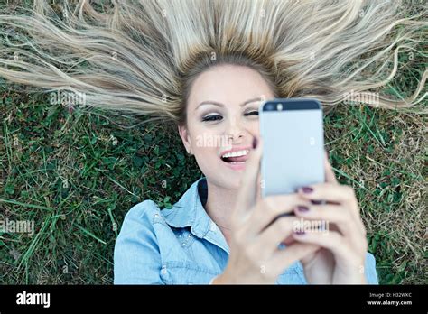 Sch Ne Junge Blonde Liegen Auf Dem Rasen Und Unter Selfie Stockfotografie Alamy