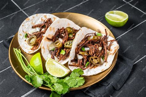 Tacos De Barbacoa De Carne Mexicana Con Cilantro Y Cebolla Fondo Negro Vista Superior Foto Premium