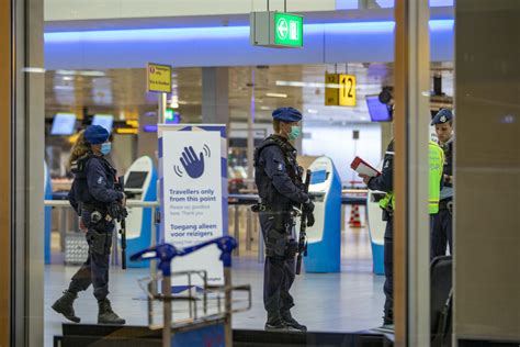 Man Dreigt Met Mes Op Schiphol Marechaussee Schiet Hem In Zijn Been