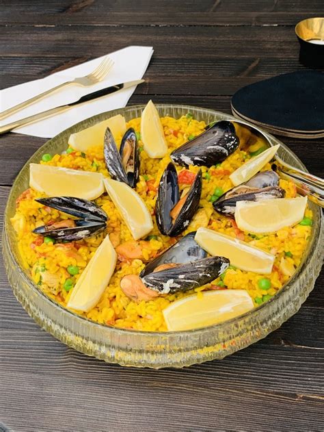 Paella Med Kyckling Och Skaldjur Ljuvliganina