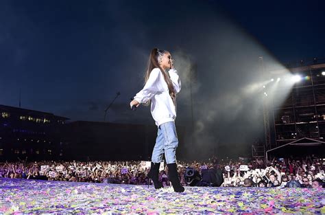Ariana Grande – Somewhere Over the Rainbow (Live from Manchester