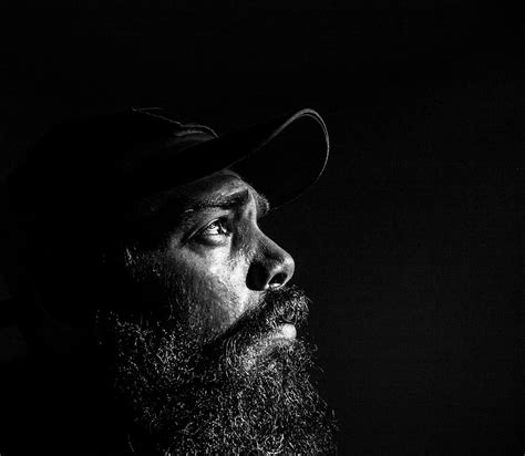 hombre negro barba vistiendo gorra fotografía en escala de grises