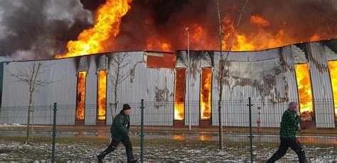 Ogromny pożar hali Neupack Polska w Bydgoszczy Ciemna chmura nad miastem