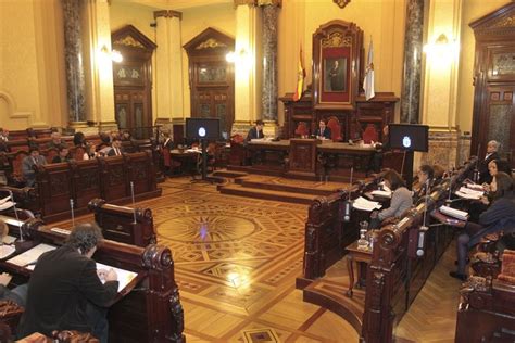 O pleno da Coruña aproba unha moción en apoio aos traballadores da