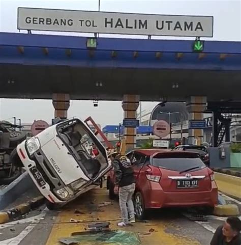 Tabrakan Beruntun Di Pintu Gerbang Tol Utama Halim Sejumlah Orang Luka