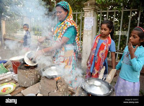 Bangladesh People Cooking Hi Res Stock Photography And Images Alamy