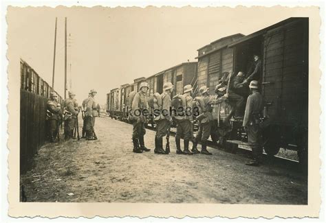 Foto Soldaten Vom Inf Reg Beim Verladen Auf Dem Bahnhof Von