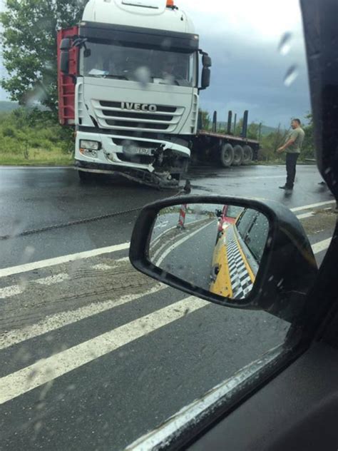 FOTO Un TIR condus cu viteză a rupt separatoarele de mers pe drumul