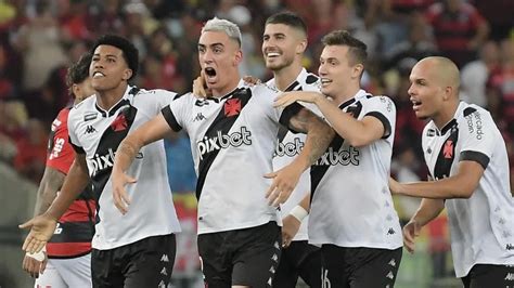 Vasco supera o Flamengo e recebe título de Zico Revista Vascaína