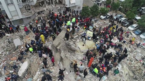 Veja imagens do terremoto que matou centenas na Turquia e na Síria