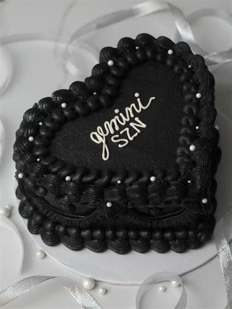 Made An All Black Vintage Style Heart Cake 🖤 R Baking