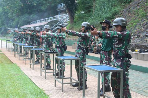 Prajurit Yonif 6 Marinir Asah Kemampuan Menembak Senapan Dan Pistol