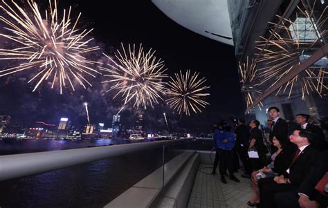 十一國慶︱李家超：維港上空煙花璀璨 象徵香港越過難關後全面復常 星島日報