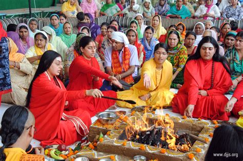 Shrimad Bhagwat Katha Spiritually Energizes The Hearts Of Devotees At