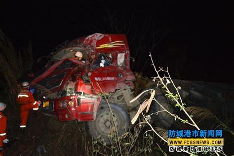 防城區：兩輛大貨車相撞側翻 消防緊急救援被困駕駛員 每日頭條