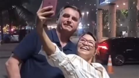 Bolsonaro Tira Foto S Sia De Janja No Rj Assista