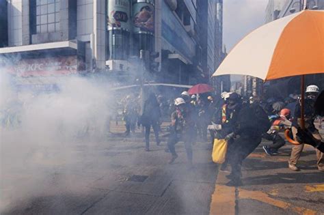 組圖：九龍區大遊行 港警瘋狂掃射催淚彈 九龍區遊行 反送中 水炮車 大紀元