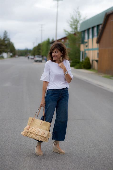 How To Wear Wide Leg Crop Jeans Cyndi Spivey Wide Leg Jeans Outfit