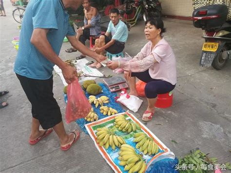 農村大姐騎車跑10多里路到城郊小鎮去買自家種的農產品，不為賺錢，是怕東西放壞了心疼，捨不得！ 每日頭條