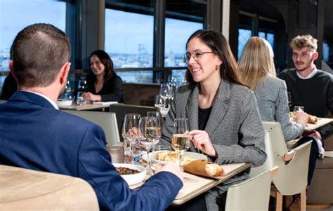 Parigi Cena Alle 18 30 Presso La Madame Brasserie Della Torre Eiffel