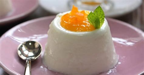 Panna cotta de yogur con salsa de orejones Recetas Fáciles Reunidas