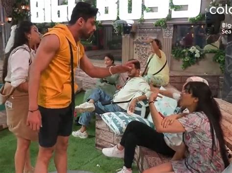 Bigg Boss Abhishek Kumar Isha Malviya Get Aggressive Fight With