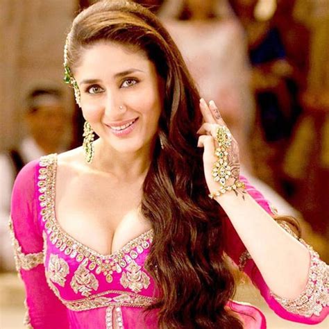 Kareena Kapoor Flaunts Her Sexy Cleavage In This Picture Kareena